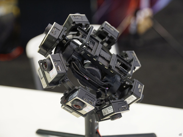 　こちらもMOZAのジンバル。GoProを8台取り付けた360度撮影用リグの手ぶれを抑えるというものだ。