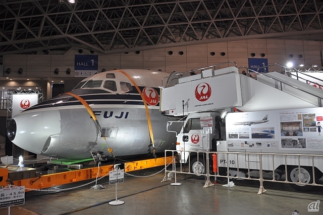 　「超FUJI号 JALブース」では、日本航空が初めて購入したジェット旅客機「ダグラスDC-8」（FUJI号）の機首が、民間のイベントには初展示。同型機には、1966年にビートルズが初来日した際に使用されたことでも知られている。
