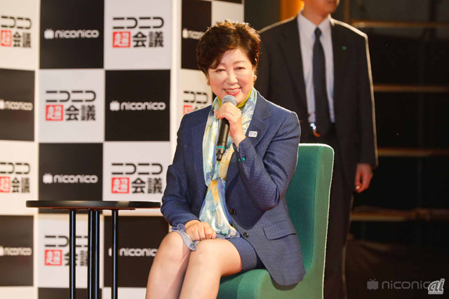 　言葉のスペシャリストによるトークが展開された「超トークステージ」。29日には、小池百合子東京都知事が登場し、若年層の率直な質問に回答していた。