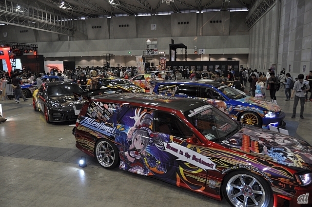 　さまざまなキャラクターで彩られたデコレーションカーが並ぶ「超痛車天国」。