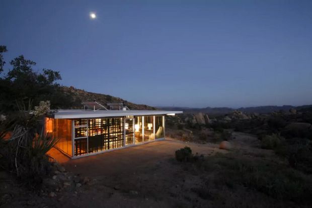 自家発電ハウス

　この「美しく、ミニマルな」地球に優しい家は、ジョシュアツリー国立公園から車で30分かかる南カリフォルニアの荒野の町にある。この町が脚光を浴びた要因の一つは、カウボーイ俳優として名高いRoy RogersとGene Autryの存在だ。この家は「Off-grid itHouse」と名付けられ、「太陽電池パネルで電力とガスをまかなう完全自家発電」を謳っている。