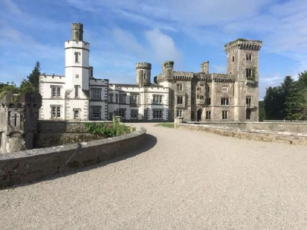 お城に泊まる

　ご覧のとおり、城に宿泊することができる。アイルランドのボーロ―川の川岸に悠然と構え、7部屋の寝室を持つ19世紀の古城に一泊約12万5000円で宿泊することができる。 