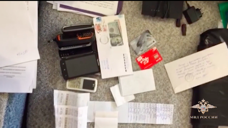 警察がCronのメンバーから押収したキャッシュカードやSIMカード