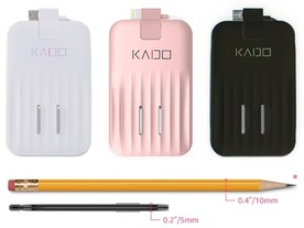 厚さがクレジットカード3枚分しかないUSB充電用ACアダプタ「KADO」