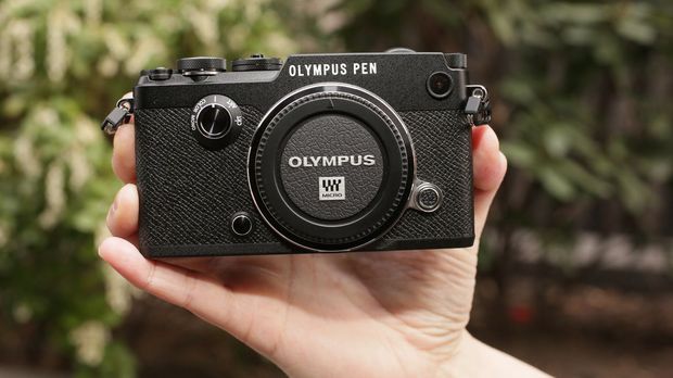 「OLYMPUS PEN-F」

　OLYMPUS PEN-Fはデジタルなマイクロフォーサーズカメラであり、デザインは1963年のアナログカメラであるOLYMPUS PEN-Fを基にしている。米CNETのレビュアーはこれを「ストリートでの撮影に最適なカメラ」と評した。