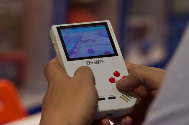 「Super Retro Boy」

　Retro-Bitは1月にSuper Retro Boyを発表した。オリジナルの「Game Boy」「Game Boy Color」「Game Boy Advance」向けのゲームをプレイできるもので、10本のゲームを含むカートリッジが同梱される予定だという。