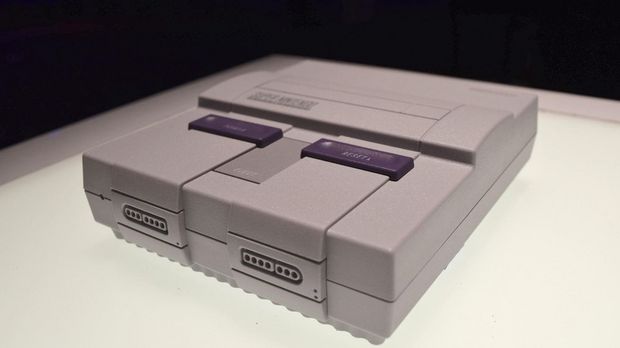 「Super NES Classic Edition」

　NES Classicの人気にもかかわらず、任天堂は製造終了を発表した。しかし6月末になって同社は別のレトロなコンソールを発表した。それがSuper NES Classic Editionだ。9月末から米国で発売されている。