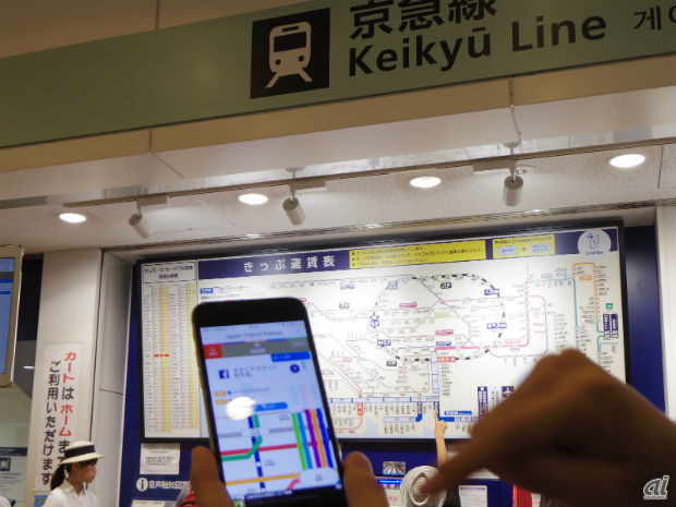 　京急線の改札付近では、スポットライトにLinkRayを採用し、路線図を取得できるようになっていた。

