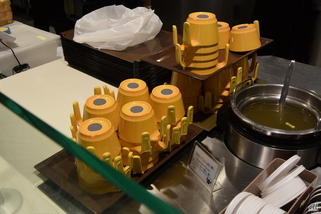 　Cafeで通常使われている「ル・クルーゼ」の食器は、炻器を使用した少々重いもの。「小さな子どもも多いことから、通常では使われていない持ちやすい食器も用意した」とのこと。この持ち手が大きいカップも、通常は利用されていないそうだ。