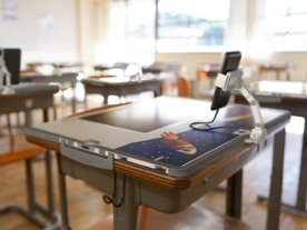 教室の机を“とりあえず”スマート化する「TouchTop」--授業でスマホやPCを活用