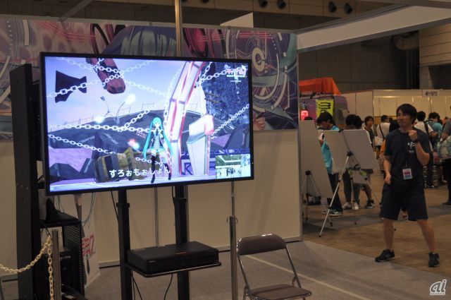 　Kinectにより、体の動きに合わせて3DCGも一緒に動かせるシステムを活用し、画面の中の初音ミクになりきって踊ることができるコンテンツを参考出展。