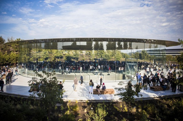 　Apple Parkを特徴付けるのは、リング状の本館だ。そのリングの中央には緑地があり、そこに写真の「Steve Jobs Theater」がある。 

　シアターの地上部分はガラスで囲まれており、その上に直径165フィート（約50m）のメタリックカーボンファイバー製の屋根がのっている。
