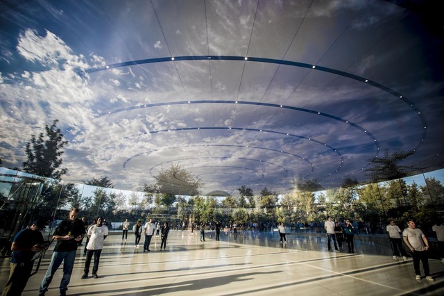 　この写真はガラス壁の外側から内部を撮影したもの。まるで天井が空を反射しているかのように見える。