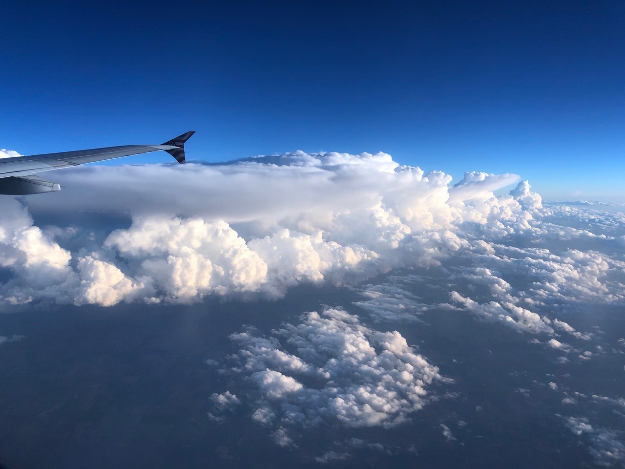 機内から眺める雲。やはり注目は空のトーンと雲のディテールだ