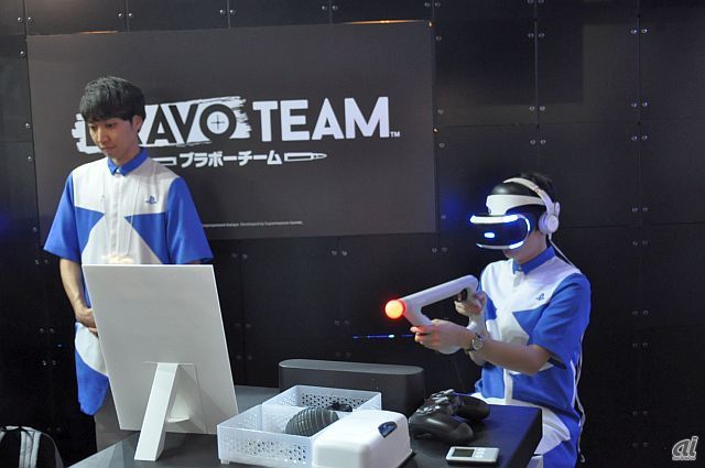 　PlayStation VR（PS VR）用ソフトも複数出展。写真はシューティングコントローラ対応のシューティングゲーム「Bravo Team」。
