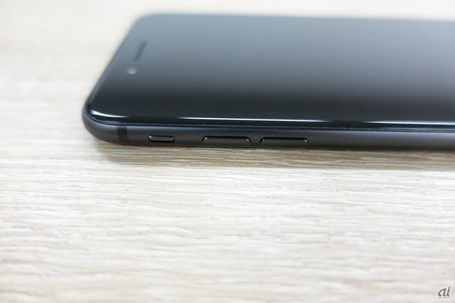 　iPhone 8の左側面。音量の上げ下げボタンと、サウンドオン／オフスイッチが付いている。