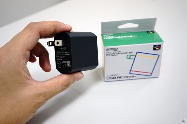 　ミニスーファミは、市販のUSB対応ACアダプターでも動作するが、別売りのニンテンドー USB ACアダプターも用意されている。価格は税別1000円。