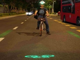 レーザー光で存在を示す自転車用ヘルメット「Beacon Helmet」--路面にマークを投影