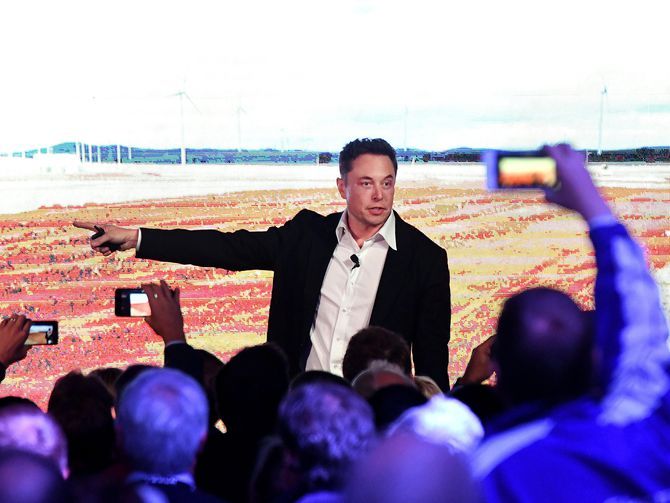 9月、南オーストラリア州でTesla Powerpackを披露するElon Musk氏