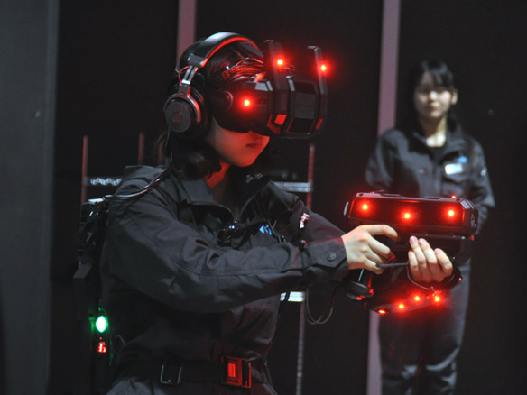 VR ZONE新作「攻殻機動隊」を体験--自分の足で歩いて撃つ近未来のVR銃撃戦