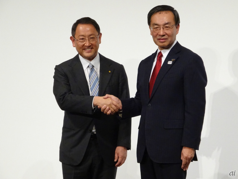 トヨタ自動車 代表取締役社長の豊田章男氏（左）とパナソニック 代表取締役社長の津賀一宏氏（右）