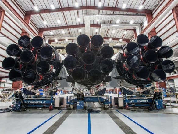 SpaceXのマスクCEO、「Falcon Heavy」ロケットの写真公開--1月打ち上げ予定