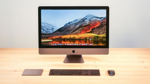 Apple「iMac Pro」

　「Mac」の最上位モデルiMac Proが12月に発売された。27インチディスプレイ、最大18コアの「Intel Xeon W」プロセッサを搭載する。さらにApple独自の「T2」チップがセキュアブートと暗号化を強化する。本体はスペースグレイの金属で覆われ、最小構成で税別55万8800円、オプションをすべて盛り込むと150万円近くになる。