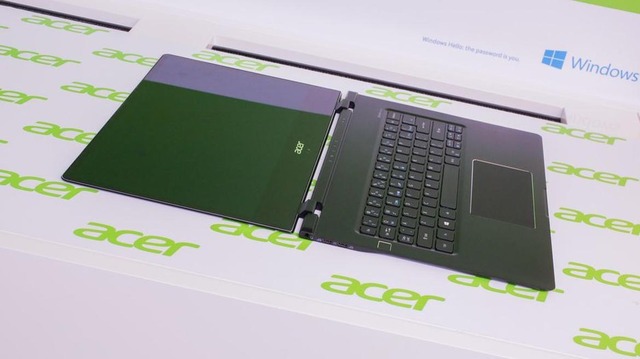 Acer「Swift 7」

　Acerは世界で最も薄いノートPCとうたうSwift 7を発表した。LTEとWi-Fiに対応するしゃれたPCで、ビジネスプロフェッショナルに好まれるだろう。価格は1699ドル（約19万円）から。
