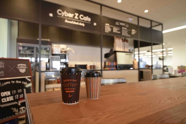 　オフィスの中心に位置する「CyberZ Cafe」は、社員同士の円滑なコミュニケーションの場を提供している。カフェには実店舗で研修を積んだバリスタが常駐し、社員限定価格で本格的なコーヒーを楽しめる。