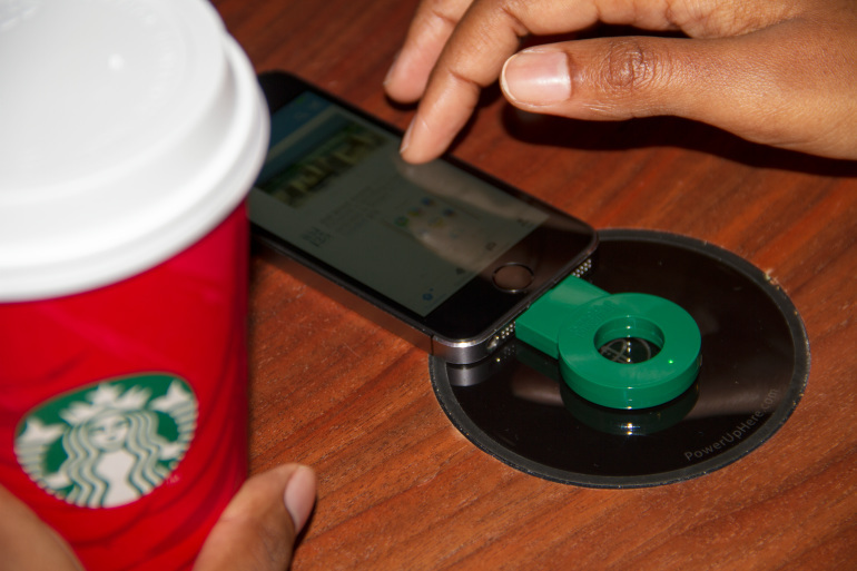 ワイヤレス充電器をテーブルに設置している米Starbucks