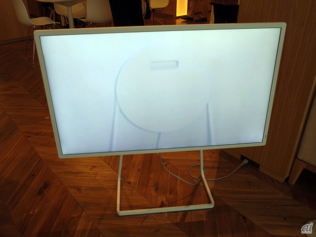 　テレビのコンセプトモデル「ONTV」。建築家の芦沢啓治氏によるデザインで「どこでも置くことができてライフスタイルに合わせたさまざまな選択肢があるテレビ」がコンセプトだという。芦沢氏はIKEAの家具デザインなども手がけている。一見すると通常のテレビのようだが――。