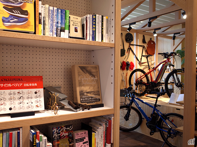 　こちらは「遊」をテーマにしたコーナー。電動アシストマウンテンバイクのほか、スポーツやアウトドアで使うグッズを並べている。近くの本棚には関連書籍が置かれていた。