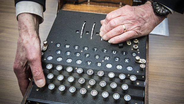 　Enigmaは、第二次世界大戦中にドイツ軍が無線経由でやりとりするメッセージを暗号化するために使われていた。