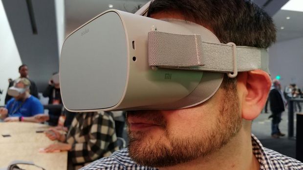 　ご覧のとおり、Oculus Goは一部がプラスチック製、一部が布製のヘッドセットで、Googleの「Daydream View」とサムスンの「Gear VR」の中間といったところだ。装着感は、全面的に布で覆われているDaydream Viewに及ばないものの、かなり軽量で、装着後に顔に跡が残ることもなかった。
