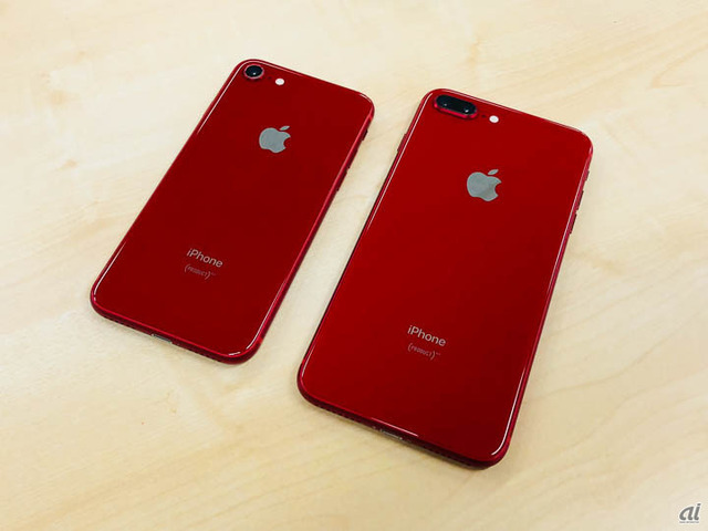 　iPhone 8/Plusシリーズは、背面の素材が従来のアルミニウムからガラスに変わったことも大きな変化だ。今回の(PRODUCT)RED Special Editionも、ガラス素材に変わったことで、艶やかな深紅の赤に仕上がっている。