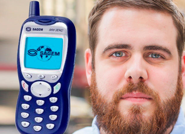 Zack Whittaker（セキュリティリポーター）

最初のデバイス：「Sagem MW 3020」、2002年頃

覚えていること：10代前半に最初に手に入れた携帯電話だ。小さくコンパクトで、明るいブルーのバックライトのディスプレイと素晴らしい着信音、ゴム加工のボタンがあり、丸みのあるデザインだった。今思うと、これまで使った携帯電話の中で最も不格好なものの1つだった。でも初めての携帯電話で、ずっと大事にするだろう。

現在のデバイス：iPhone 7
