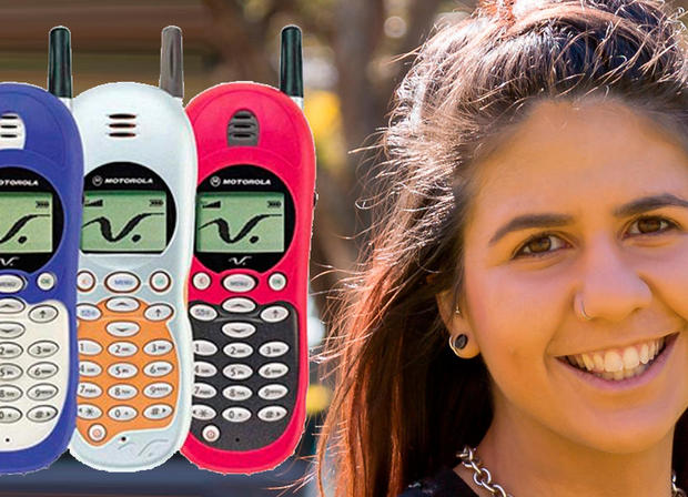 Asha McLean（ZDNet Australia テクノロジリポーター）

最初のデバイス：「Motorola V2288」、2002年頃

覚えていること：高校1年か2年の時で、電車とバスの通学時の安全のために持たされた。カラフルなゴム製ケースに夢中になって、毎日付け替えていた。楽しかったけれど、友人が携帯電話を持ち始めて150ドル（約1万6000円）の請求書が届くようになり、両親から3カ月使用禁止を言い渡された。

現在のデバイス：iPhone 7 Plus