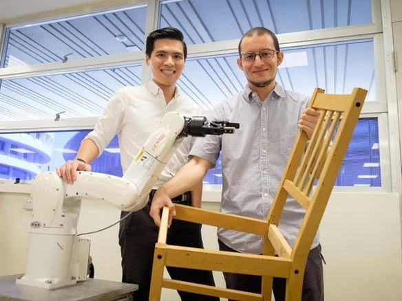 IKEAの椅子を組み立てるロボット、シンガポールのNTUが開発