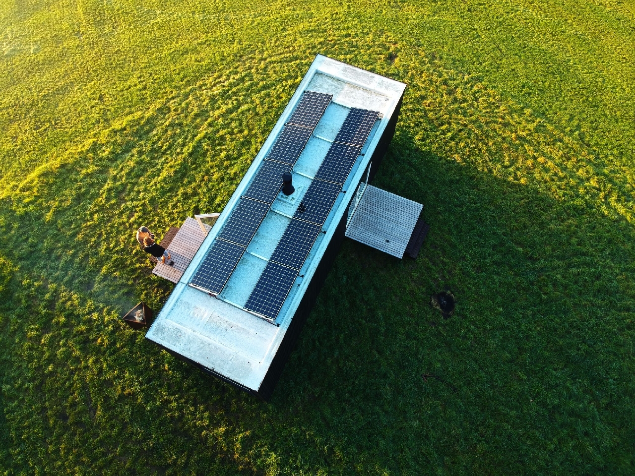 屋根に設置されたソーラーパネル
