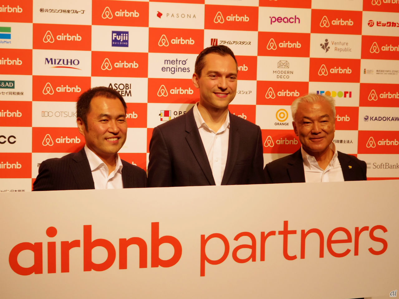 左から、Airbnb Japan 代表取締役の田邉泰之氏、Airbnb共同創設者兼最高戦略責任者、Airbnb China会長のネイサン・ブレチャージク氏、カルチュア・コンビニエンス・クラブ（CCC）代表取締役社長兼CEOの増田宗昭氏