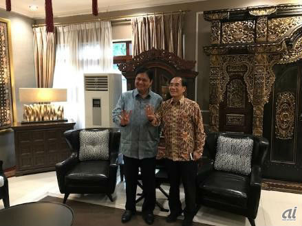インドネシア工業大臣Airlangga Hartarto氏（左）と、シャープの戴正呉社長（右）
