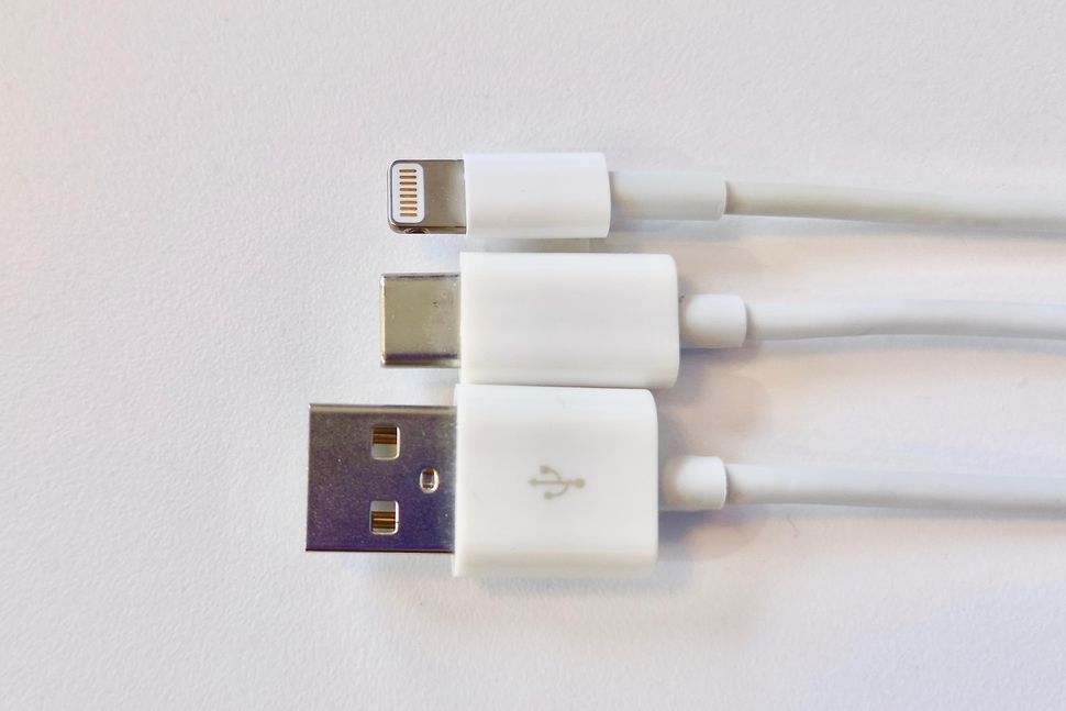 （上から）AppleのLightningコネクタ、USB-Cコネクタ、USB-Aコネクタ