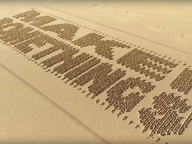 砂浜に字を書くロボット--スペインのユーチューバーが動画を公開