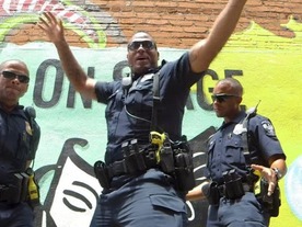 世界で大流行のリップシンク--米国の警察官たちの口パクチャレンジ