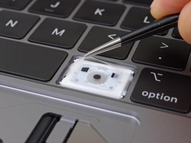 新「MacBook Pro」のキーボードはシリコンの膜で問題に対処--iFixitが発見