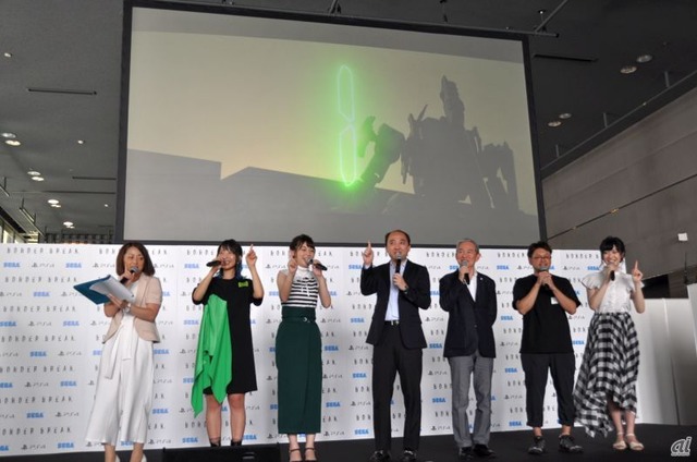 　除幕式では、ソニー・インタラクティブエンタテインメント 取締役兼ジャパンアジアリージョンオフィス　プレジデントの盛田厚氏（右から3番目）も登壇し、カウントダウンを実施。