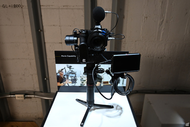 　Zシリーズは、動画撮影のユースケースも想定している。写真は、撮影時の手ぶれを軽減させるブラシレスジンバルと呼ばれるスタビライザーに装着した様子