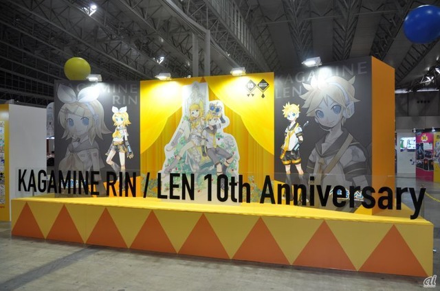 　主催者展示コーナーでは、10周年の節目を迎えた鏡音リン・レンがメインに。
