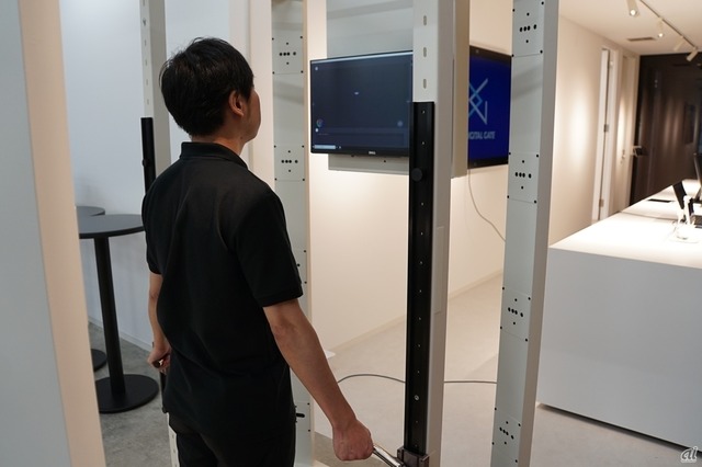 　デジタル試着室で3次元のサイズ計測を実現する「3Dボディスキャナー」。計測データを3Dでアバター化（実寸との誤差は5mm以内）する。