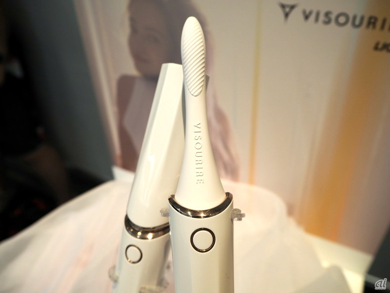 新美容機器「VISOURIRE（ヴィスリール）」。「VISOURIRE」とは、日本語の「美」と仏語の「sourire＝笑顔」をあわせた造語